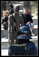 DSC_0385 Anarchisti, sochy a policisti.